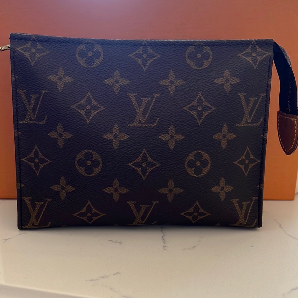 Louis Vuitton toiletry 19